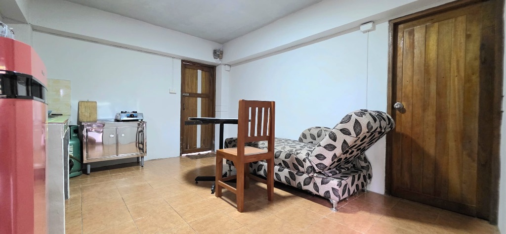 1-bedroom apartment with kitchenette and lounge
