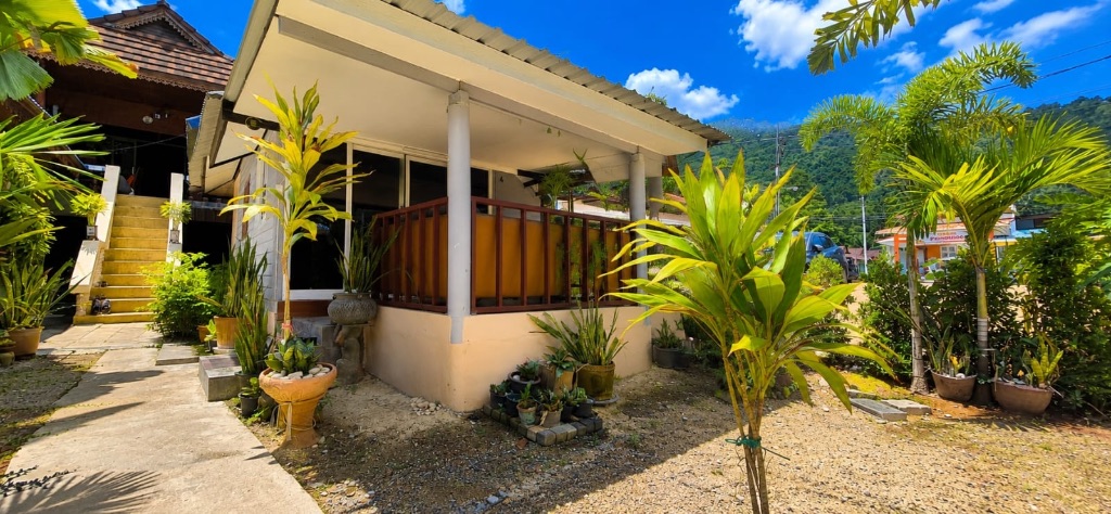 House 4 — cosy bungalow exterior
